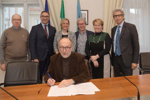 Il vicegovernatore Fvg con delega alla Salute, Riccardo Riccardi, alla firma dell'accordo integrativo con i medici professionisti ambulatoriali